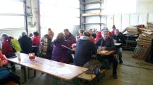  Wanderer im alten FF-Haus Christkindl (K+L) 