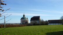 der schne Blick zum Pfarrhof samt Wirtschaftsgebude und Wallfahrtskiche Christkindl