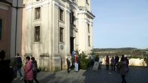  Blick zum Vorplatz der Wallfahrtskirche Christkindl 