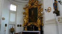 Blick zum rechten Seitenaltar (Gemlde mit einer Darstellung einer Kreuzigung) 