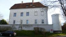 Blick zum Schloss Engelsegg mit dem Figurenbildstock hl. Johannes Nepomuk 