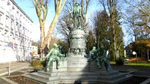  Blick zum Werndldenkmal auf der Promenade 