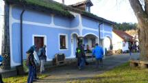  Wanderer beim Dorfmuseum Roiten 