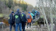 Blick zur Wandergruppe beim Husler Steg ber den "Kleinen Kamp" 