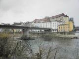  Blick über die Enns zum Schloss Lamberg 