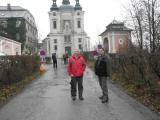  zwei Marathonis bei der Basilika 