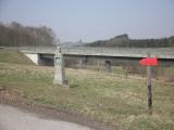 altes Wegkreuz, im Hintergrund Straßenbrücke über die Bahn 
