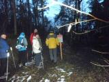 In der Dunkelheit bergan auf den Maierscher Berg - Abzweigung der 6 km Strecke 