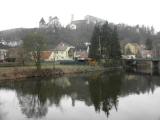 Blick vom Steg nach Thunau, zur Kirche St. Gertrud und zur Babenberger Burgruine 