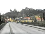 schner Fernblick ber die Kampbrcke nach Thunau und hinauf zur Burgruine und zur St. Gertrud-Kirche 