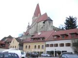  Blick zur mchtigen gotischen Wehrkirche von Weienkirchen 