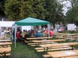 Wanderer bei der 4. Labestelle beim FF-Haus Sitzenberg 