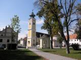Pfarrkirche hll.Peter und Paul mit der Kapelle hl. Johannes Nepumuk und Karner in Hadersdorf 