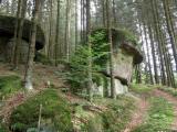 schner Wanderweg mit imposanten Granitformationen 