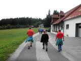  Wanderer vorbei an einem schnen Gehft 