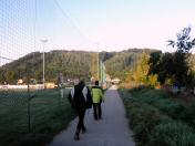  Wanderweg entlang des Sportplatzes 