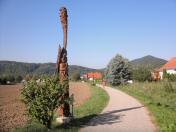 Wanderroute auf dem Skulpturenwanderweg mit der Skulptur - Kite und Goblin 
