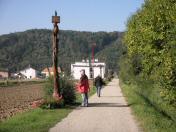 Wanderroute auf dem Skulpturenwanderweg mit der Skulptur - Herr Twardowsky  