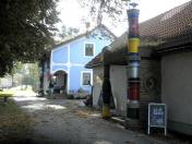 Blick zum Dorfmuseum (Hundertwassermuseum) Roiten 