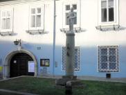 der Pranger vor dem Heimatmuseum in der Rathausstrae in Langenlois