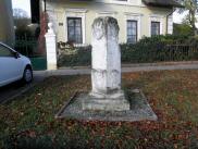 alter dreiseitiger Grenzstein in Gobelsburg, dieser stand frher in der Riede Spiegel 