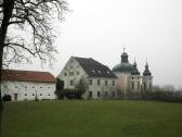  Blick zum Pfarrhof und Wallfahrtskirche Christkindl 