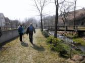 Wanderweg entlang des Wehrbachs im Ort Am Schuß 