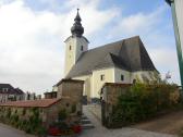  Blick zur Kath. Pfarrkirche hl. Stephan und Friedhof 