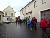 Wanderer beim Znaimer Tor 