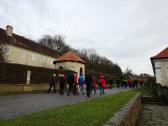  Wanderer beim  Blick Schloss Maissau 