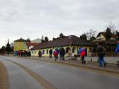  Wanderer bei den Heurigen am Maissauer Berg 