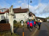  Wanderer vorbei beim Bildstock heiliger Donatus 