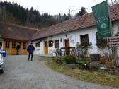  Fritz beim Heurigenhof Pomal 
