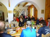  Marathonis bei der Mittagsrast 