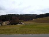 der Blick zurck auf die Wanderstrecke und zum Ansitz Scheibenhof
