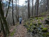  bergab auf einem Wanderweg nach Weiten 
