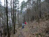  bergab auf einem Wanderweg nach Weiten 
