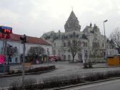 das neogotische Rathaus; davor die Pest-/Dreifaltigkeitssäule und dahinter der spätgotische Stadtturm 