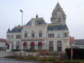 das neogotische Rathaus; davor der "Rattenfängerbrunnen" und dahinter der spätgotische Stadtturm 