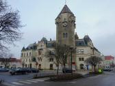 das neogotische Rathaus mit dem spätgotische Stadtturm 