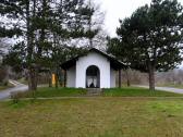 die schöne Hubertuskapelle am Ende der Hagenbrunner Kellergasse