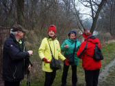  Wanderer bei einer Rast am Wanderweg entlang eines Donaualtarms
