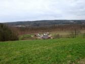 schner Fernblick ins Tal zur kommender Wanderstrecke 