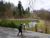Wanderroute vorbei an einem idyllisch gelegenen Fischteich