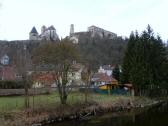 Blick vom Steg zur Burgruine Gars sowie zur Kirche St. Gertrud 