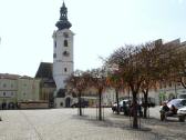 Blick ber den Hauptplatz zur katholischen Stadtpfarrkirche, das so genannte Katharinenmnster