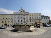der schne barocke Marienbrunnen am Hauptplatz, vor dem ehem. Piaristenhaus