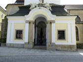  Kirchenvorbau mit dem Kriegerehrenmal 