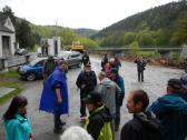 Maratonis warten vor dem Lokal auf den gemeinsamen Abmarsch