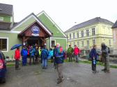 Maratonis warten vor dem Lokal auf den gemeinsamen Abmarsch